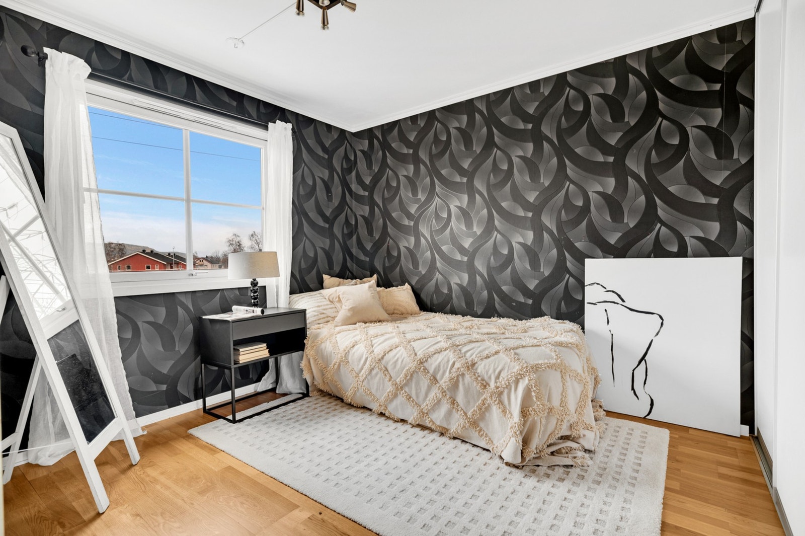 Soverom på 9,7 m² med god plass til dobbeltseng. Galleribilde