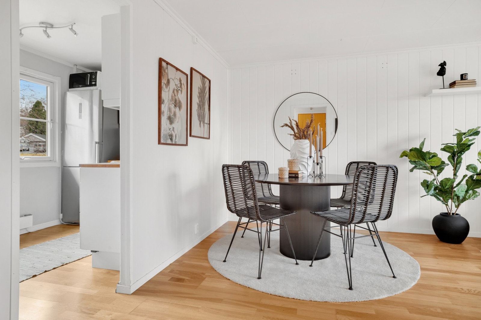 Spisestuen finner sin naturlige plassering i forlengelsen av rommet. Galleribilde