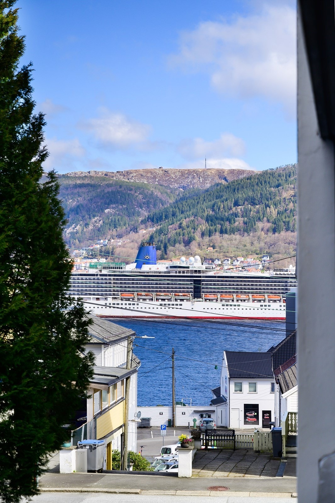 Fra stuen kan man få ett gløtt av forbipasserende båttrafikk. Galleribilde