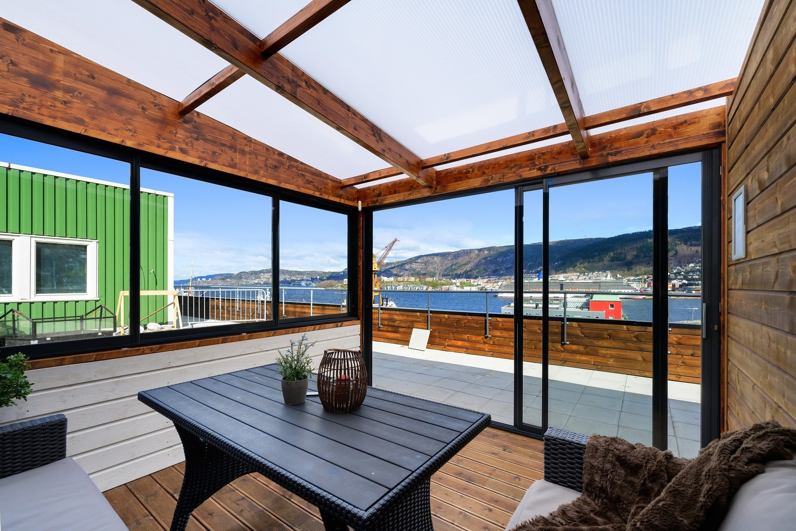 Stor felles takterrasse med flere sittegrupper. Galleribilde