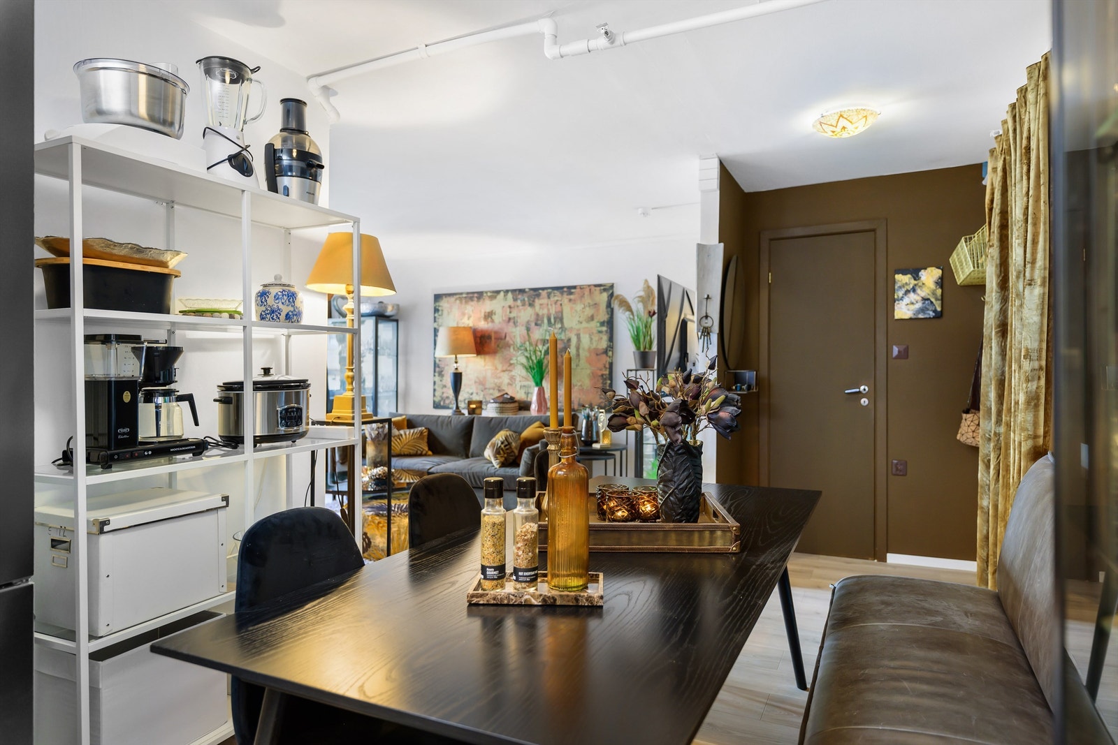 Fra spiseplassen mot stue. Galleribilde