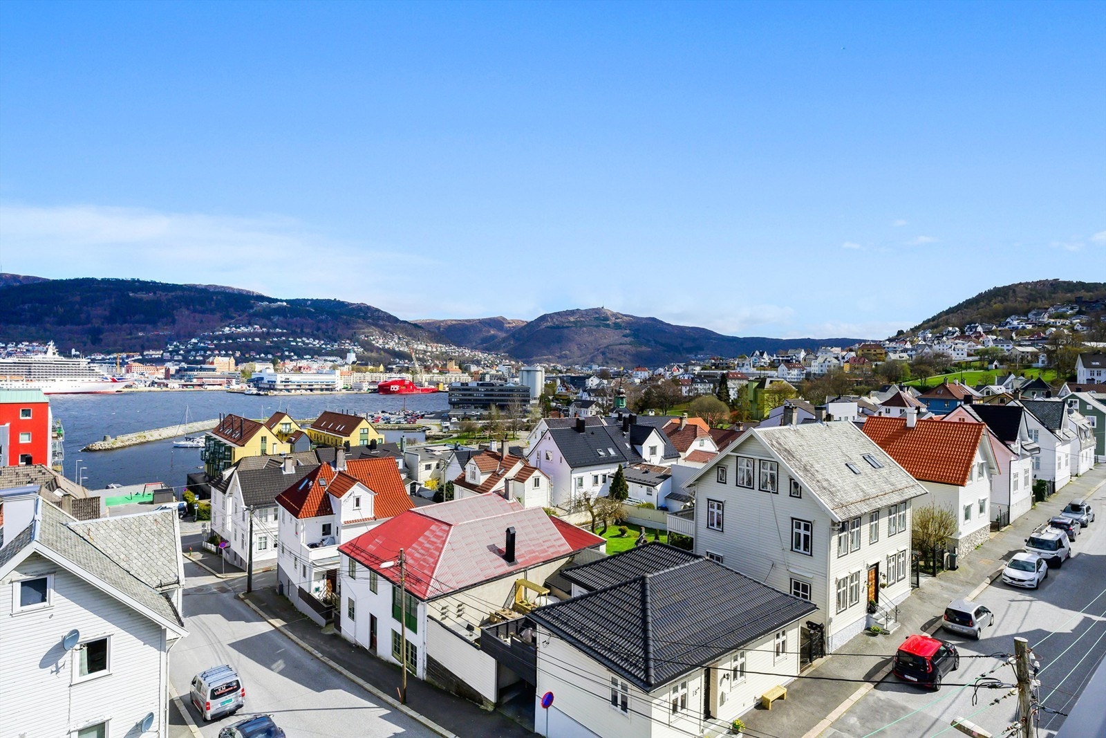 Nydelig utsikt fra felles takterrasse mot byn. Galleribilde