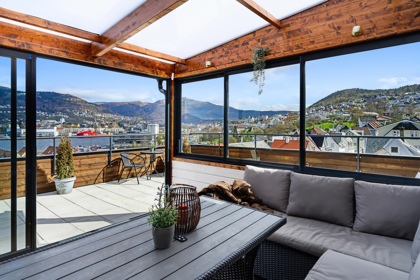 Den flotte takterrassen kan nyte både dag og kveld. Galleribilde