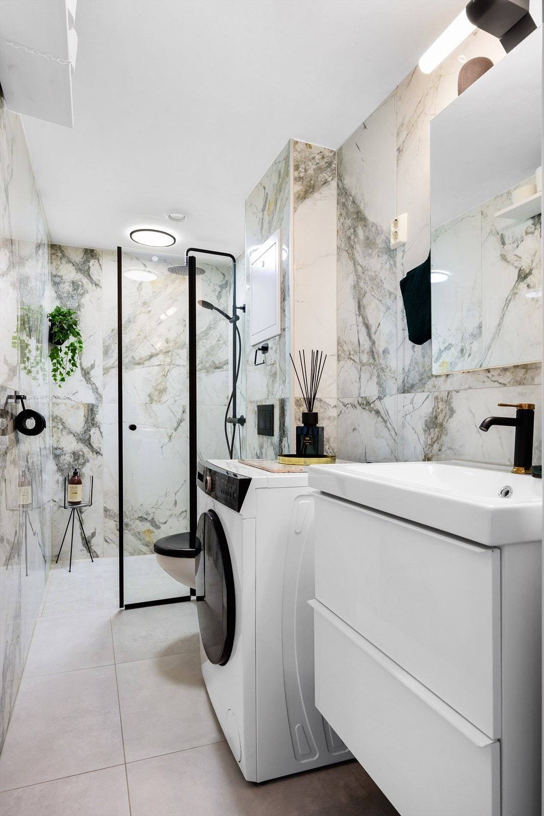 Det er opplegg for vaskemaskin på badet. Galleribilde