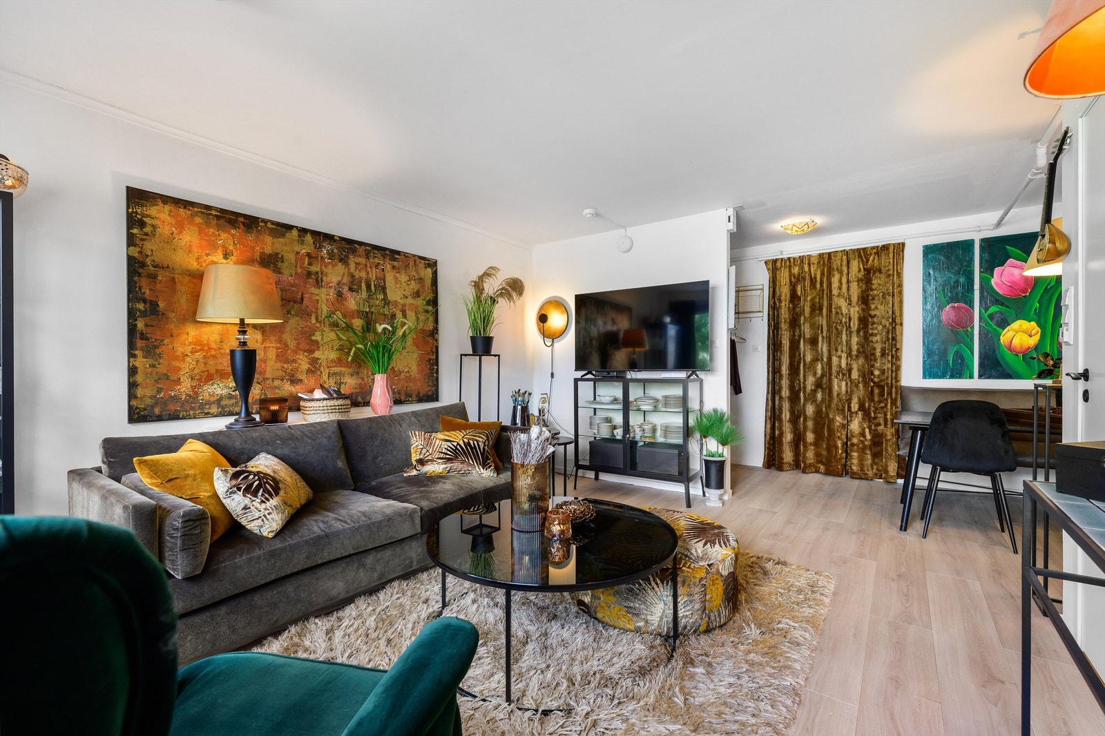 Pen stue med lyse vegger og lyst gulv. Galleribilde