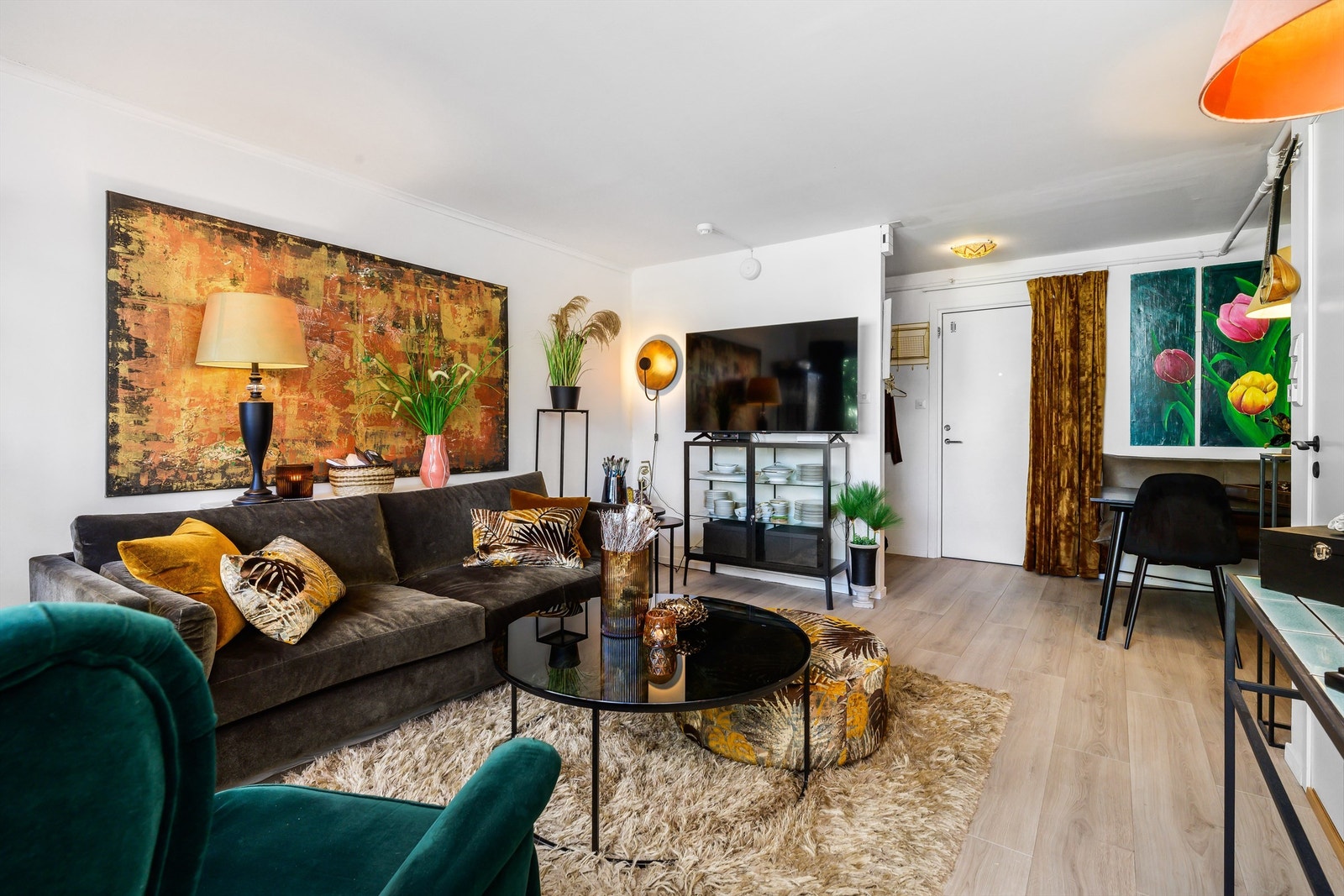 Stuen har fin plass til stor sofa og flere stuemøbler. Galleribilde