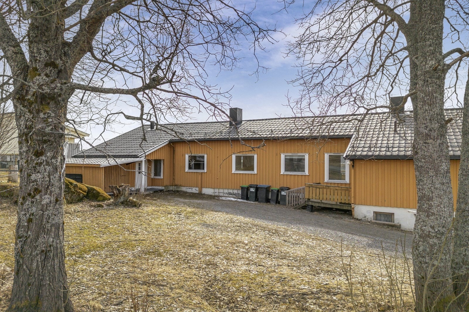 Sjarmerende tomt med gode lysforhold. Galleribilde