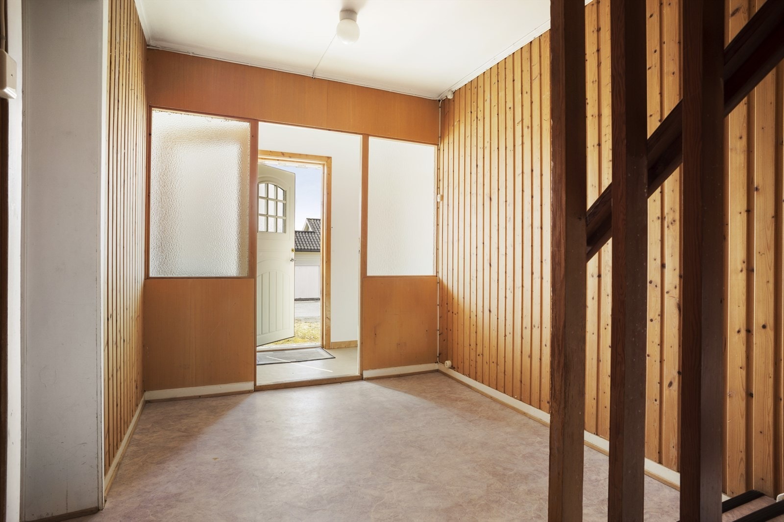 Det er inngang til boligen både fra sokkeletasjen og fra øvre side av huset. Galleribilde
