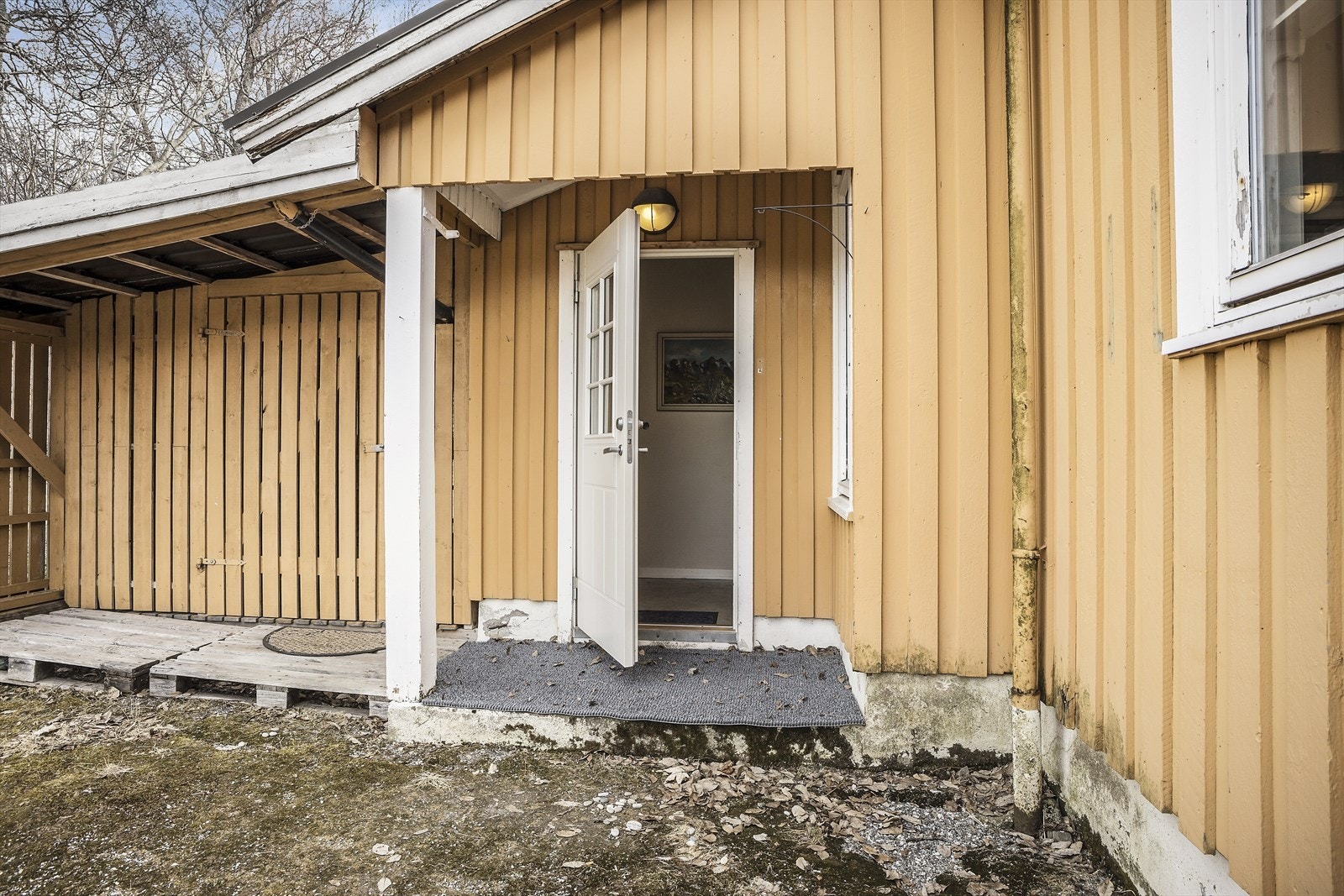 Inngang fra øvre side av huset. Galleribilde