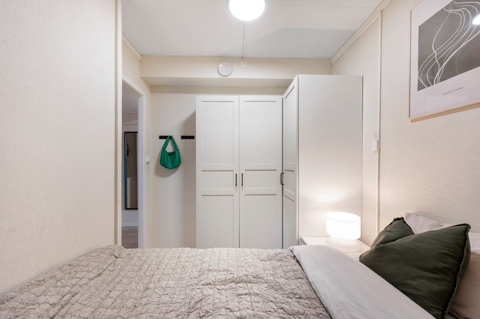 Godt med oppbevaringsplass i de 2 garderobeskapene. Galleribilde