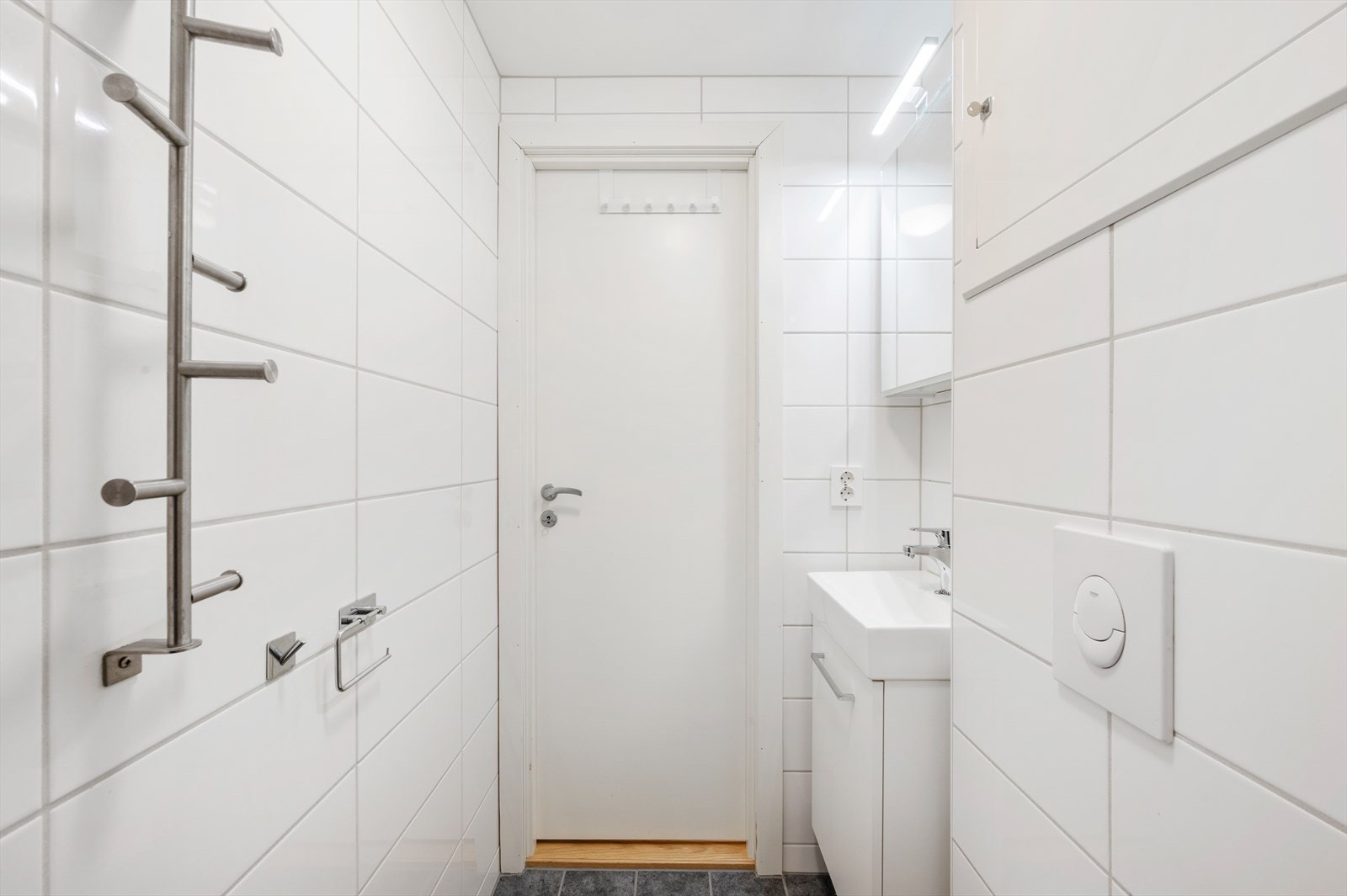 Badet er helfliset med varme i gulv. Galleribilde