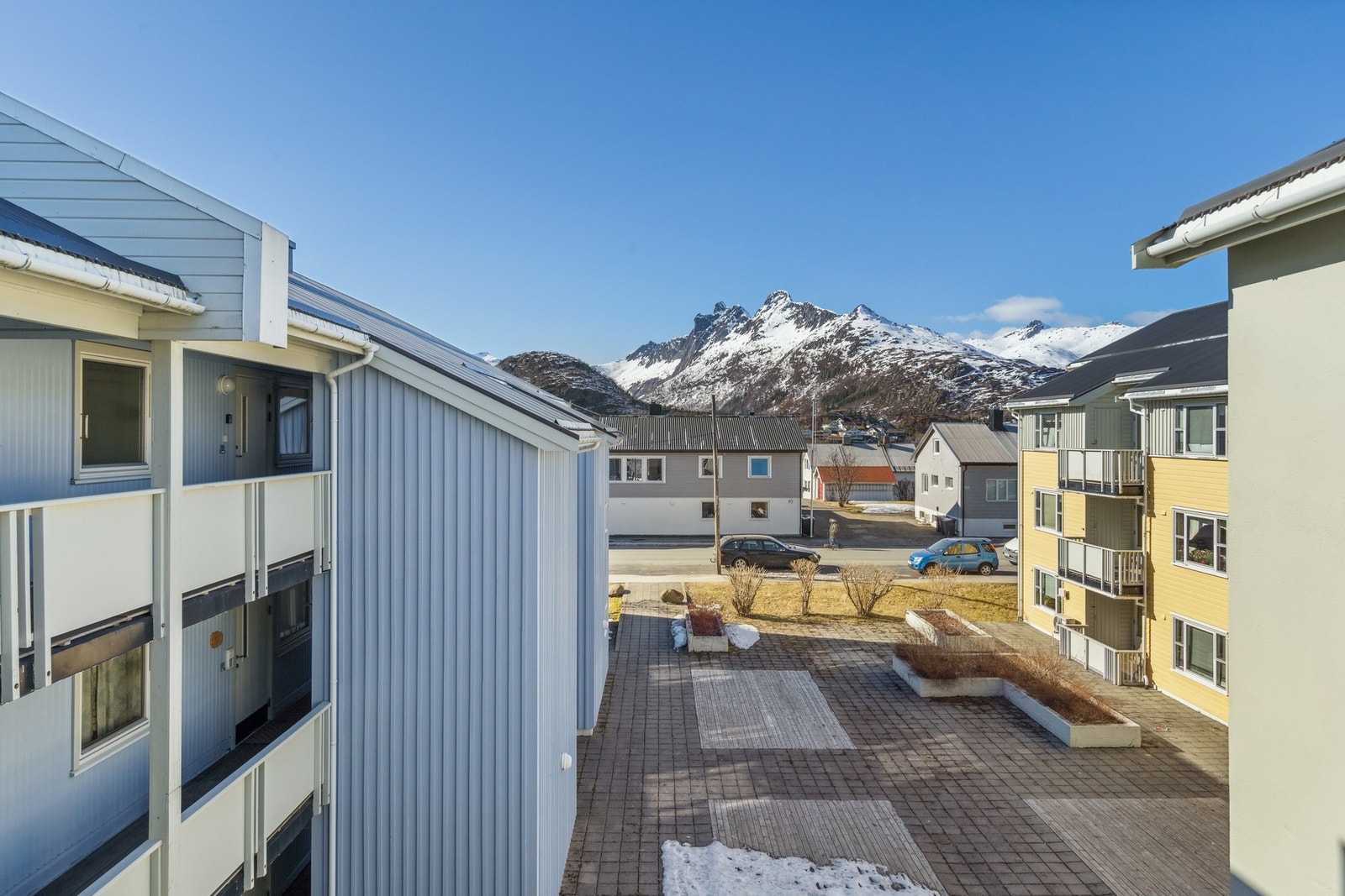 Fra svalgangen har du utsikt mot bakgården og området Galleribilde