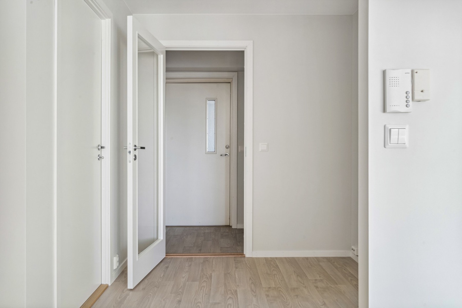 Leiligheten har en liten entre i tillegg til gangen hvor du har plass for garderobeskap Galleribilde