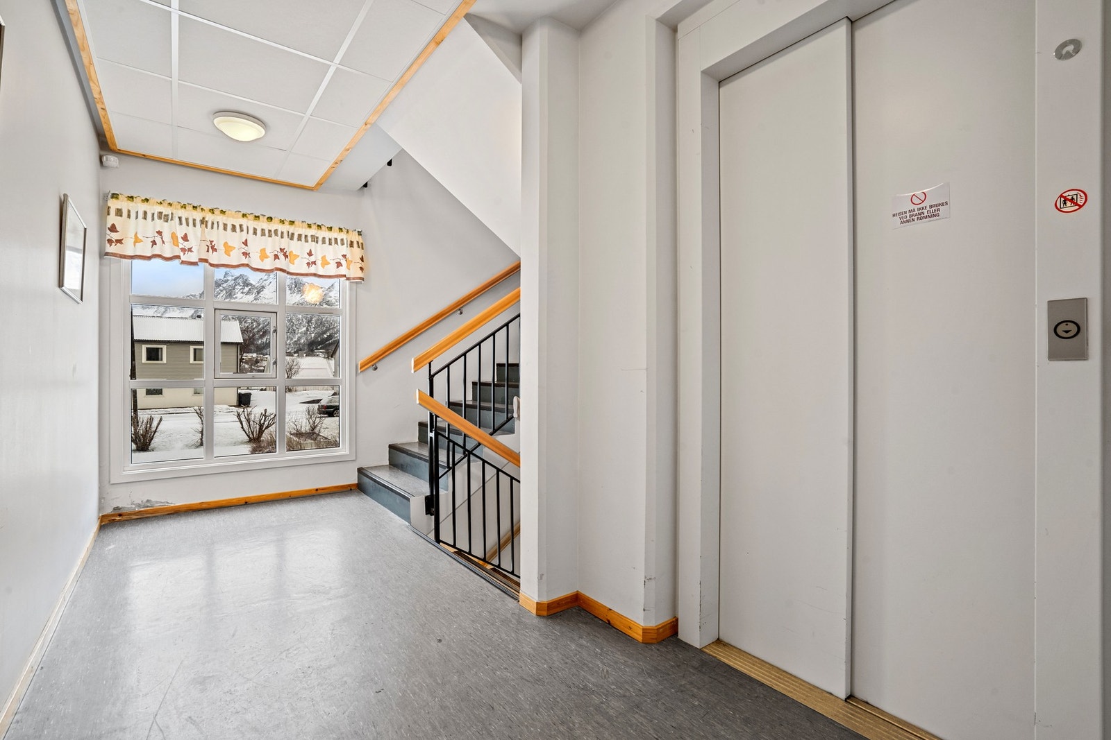 Felles trappeganger og heis i blokka Galleribilde