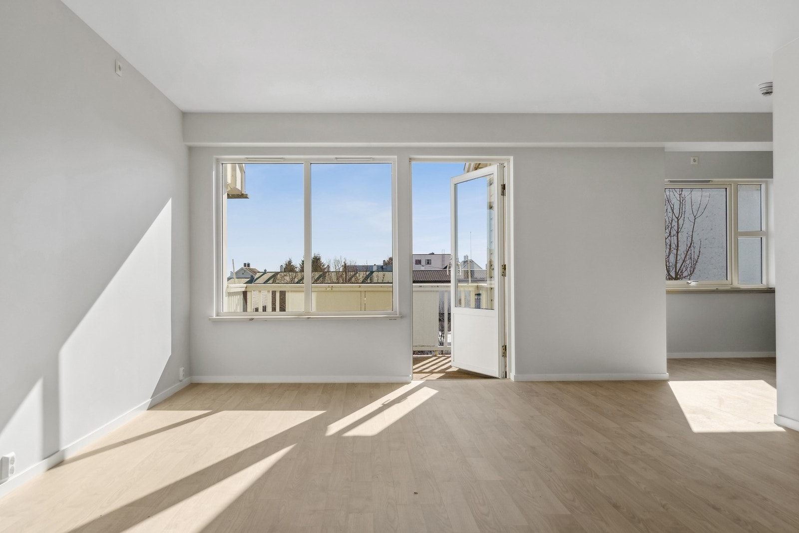 Utgang til balkong fra stuen Galleribilde
