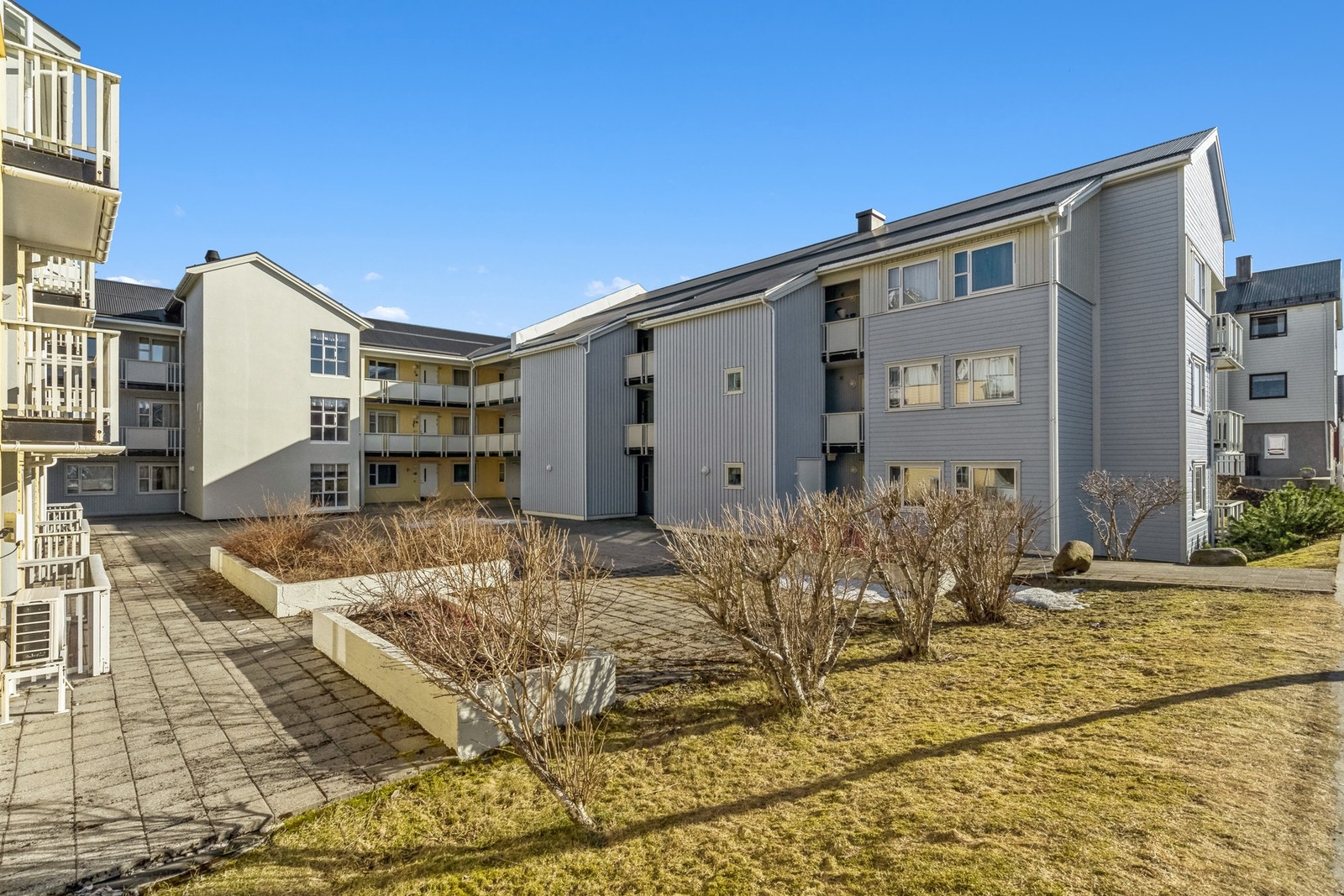 Stort felles uteområde - her er også adkomst inn til trappegang og heis Galleribilde
