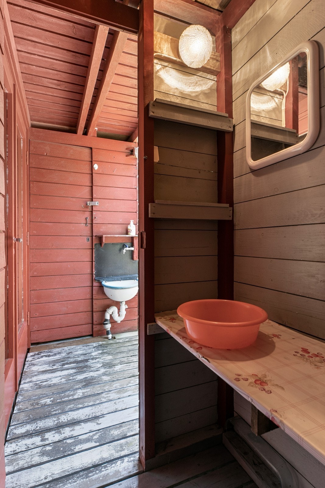 Det er ikke innlagt helårs vann og avløp, men det er sommervann. Det er avløpssystem med kvernpumpe og høytrykks system levert gjennom felles vannlag for området. Galleribilde