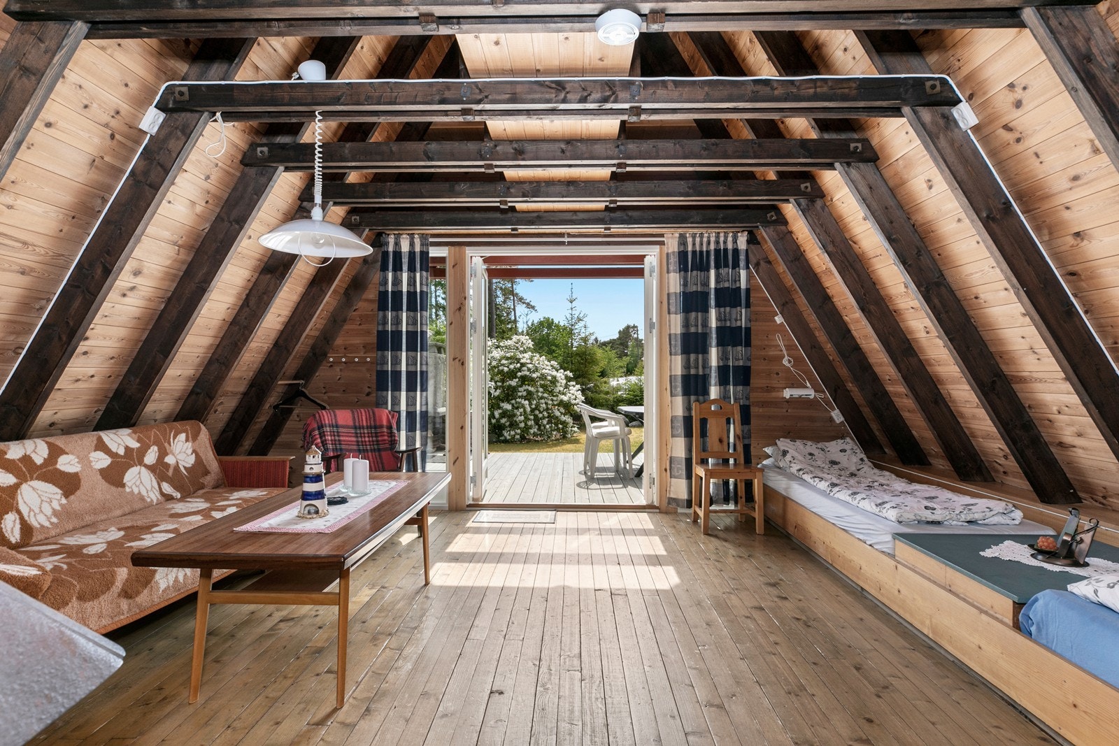 Doble dører ut mot uteplassen forlenger fritidsboligens arealfølelse. Galleribilde