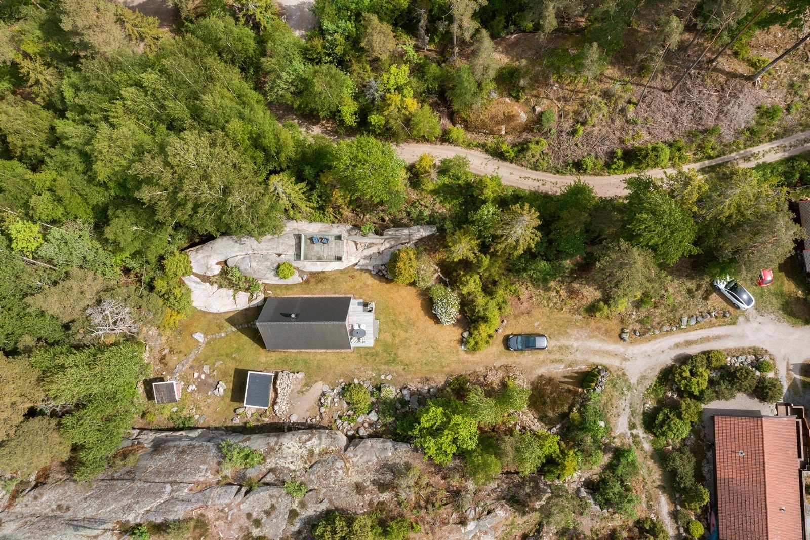 Eiendommen er på ca. 1759 kvm og ligger skjermet til i midten av fjell og skog. Det er bilvei helt frem og plass til flere biler på tomten. Galleribilde