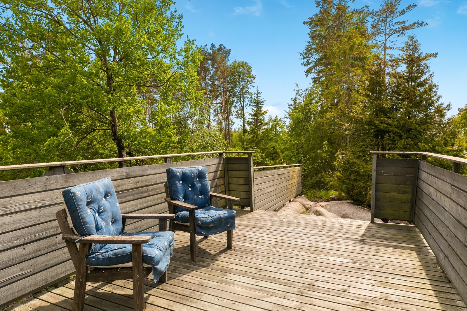 Det er platting på fjellet som har plass utemøbler. Galleribilde