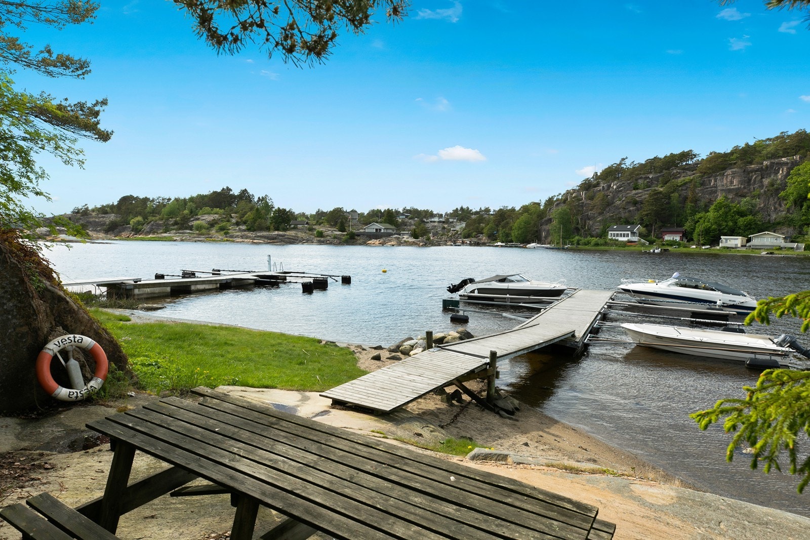 En liten gåtur unna ligger båtplassen tilhørende eiendommen. Galleribilde
