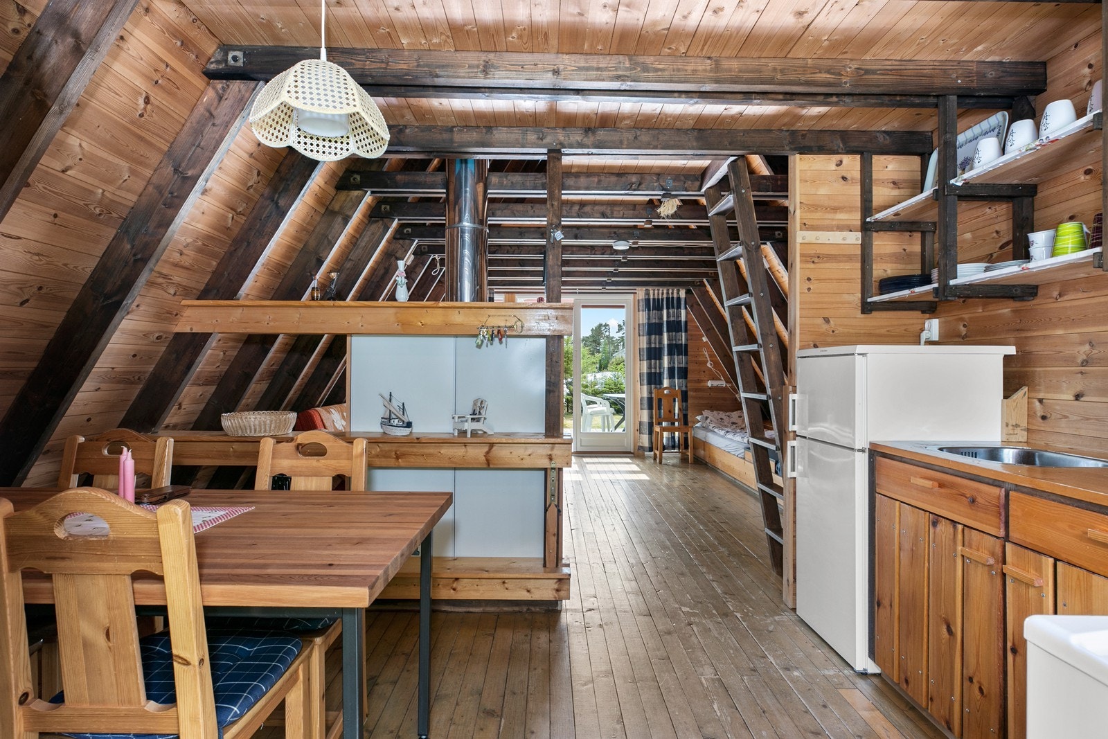 Ved kjøkkenet er det plass til spisegruppe for å innta dagens måltider hvis det ikke frister å ta de utendørs. Galleribilde