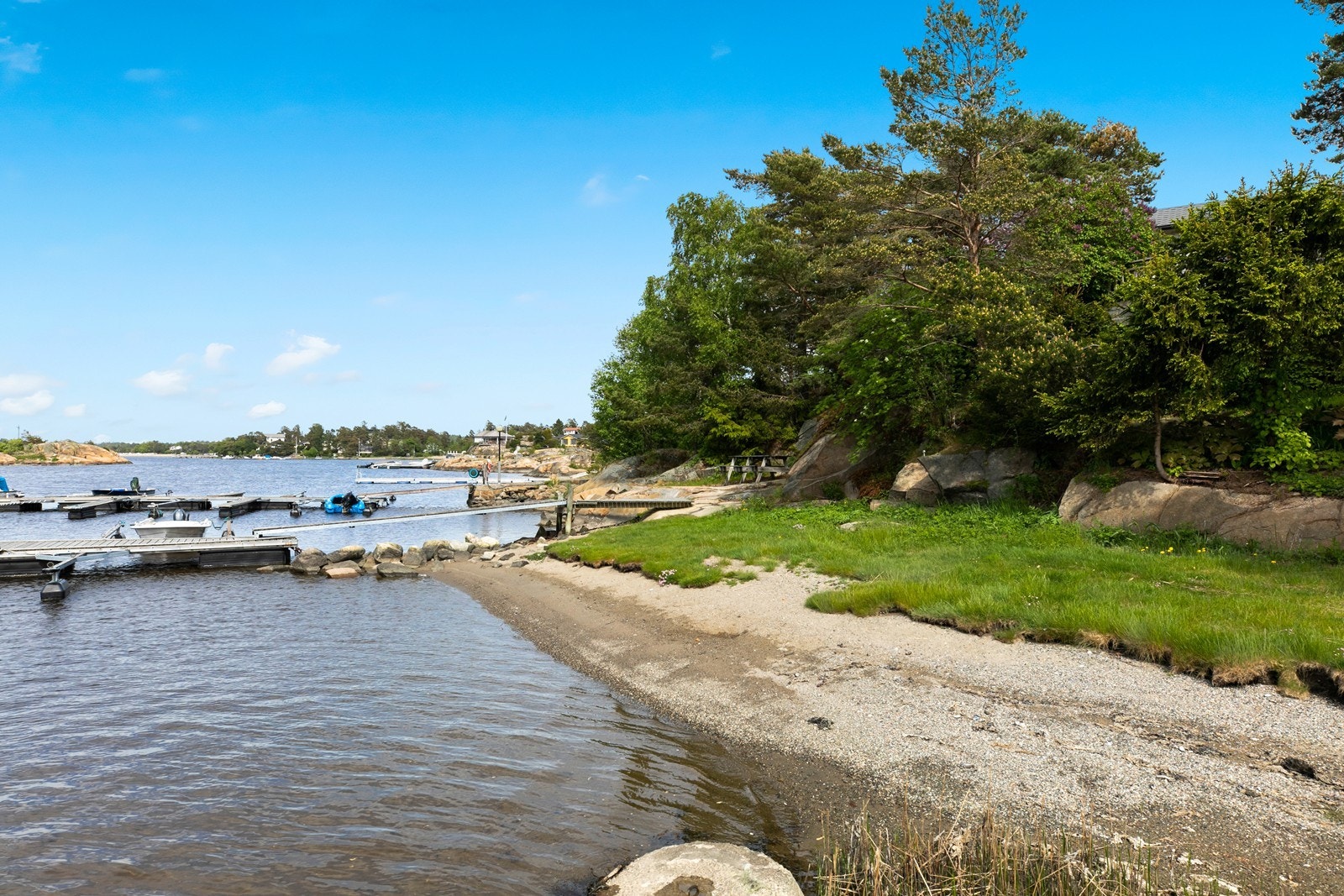På varme dager kan det være godt å ta seg et bad på en av de nærliggende badeplassene. Galleribilde