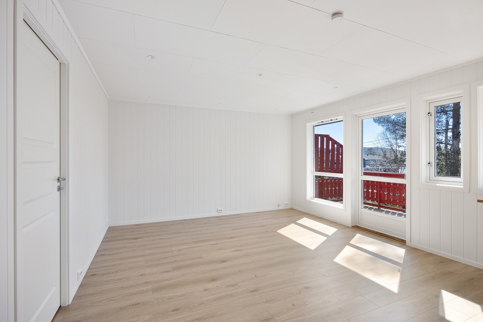 Leiligheten har en tiltalende stue med laminatgulv, downlights i himling og vegger i en lys fargetone Galleribilde