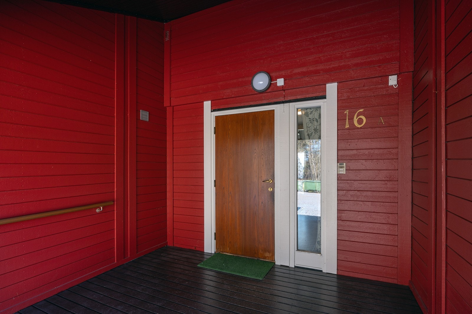 Leilighetsbygget har et felles inngangsparti i første etasje Galleribilde