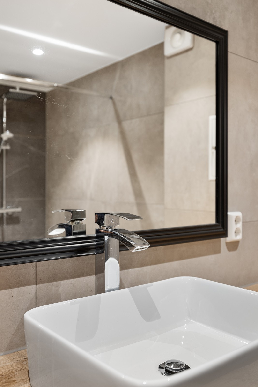 Toppmontert servant på benken Galleribilde