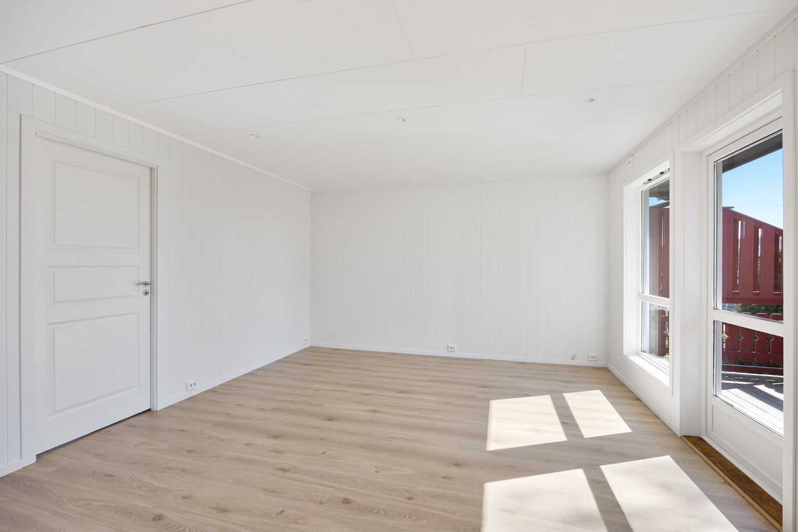 Langs endeveggen er det store vindusflater som slipper inn rikelig med naturlig lys Galleribilde