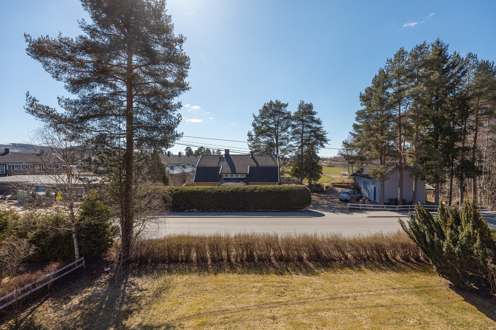 Her kan du nyte flotte solforhold og fin utsikt over felles grøntarealer og et hyggelig nærmiljø Galleribilde