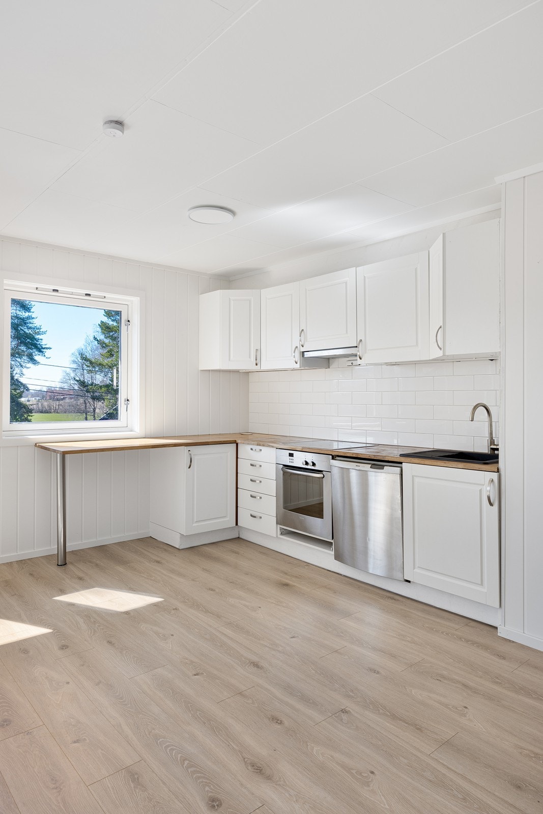 Integrert i innredningen er det også platetopp, stekeovn og opplegg for oppvaskmaskin Galleribilde