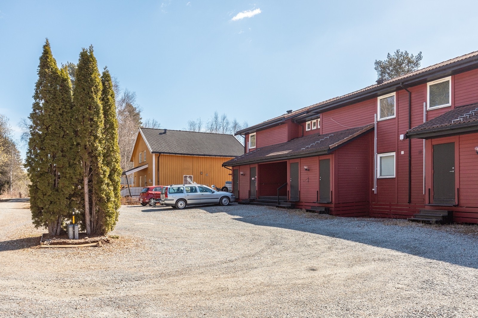 Sameiet har parkeringsplasser på felles gårdsplass Galleribilde