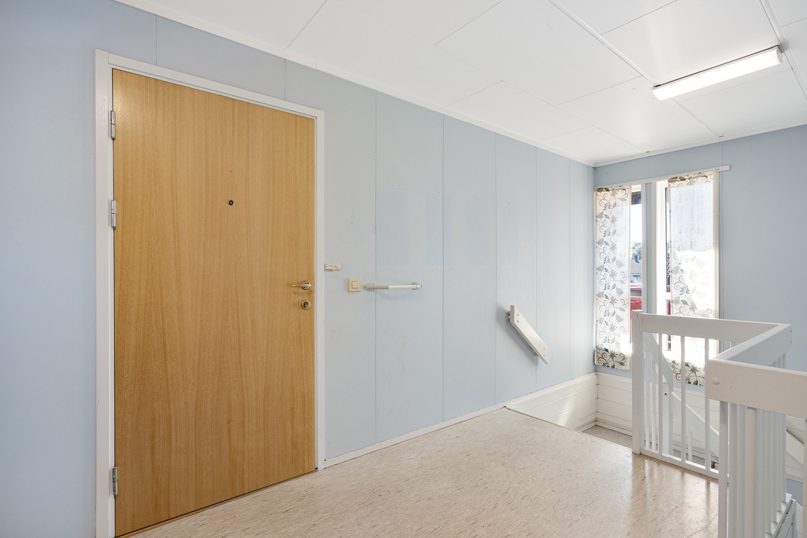 Det er innvendig trappegang som fører opp til leiligheten i andre etasje Galleribilde