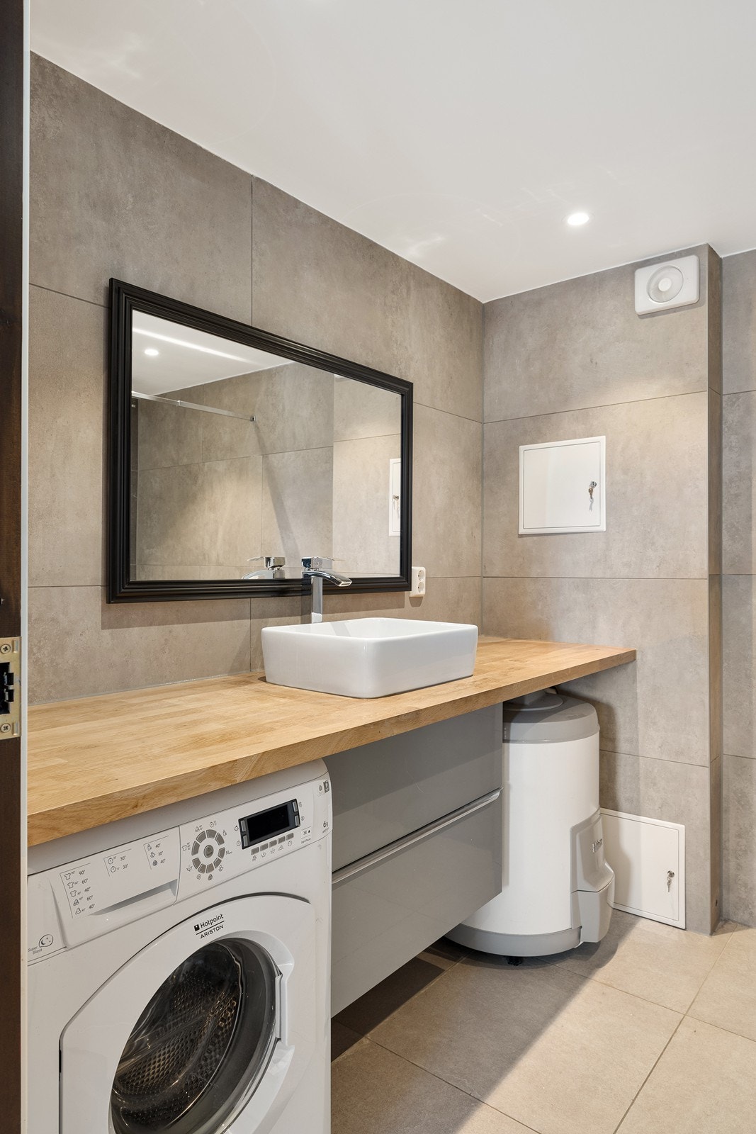 Langs den ene siden av rommet er det montert en romslig benk med skuffer. Bereder og opplegg for vaskemaskin under benken Galleribilde