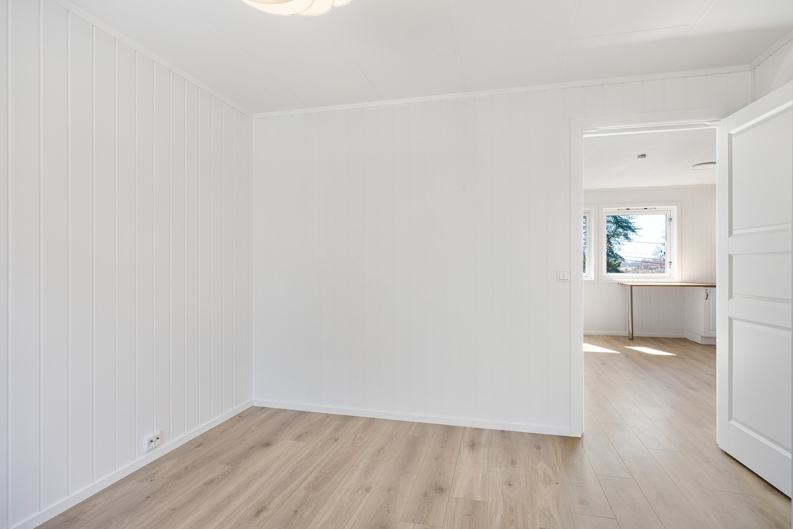 Rommet har plass til både seng og garderobemøblement Galleribilde