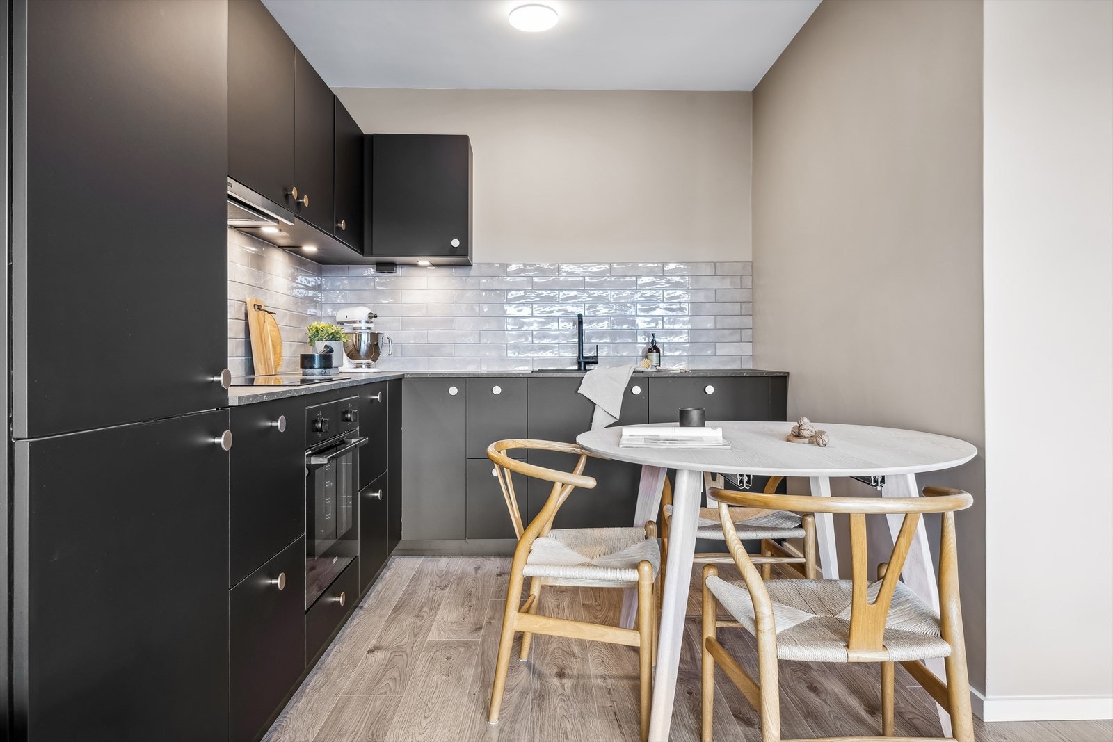 Kjøkkenet har fastmonterte hvitevarer som oppvaskmaskin, stekeovn, koketopp, kjøl- og fryseskap. Galleribilde