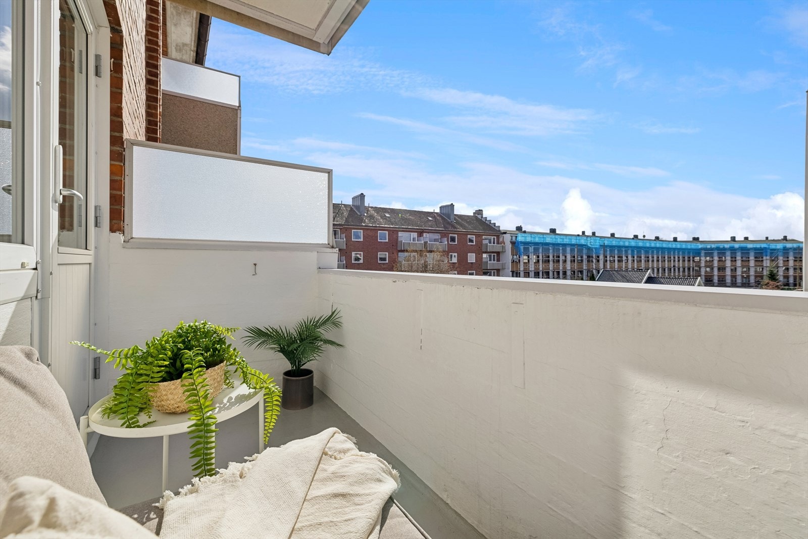 Hyggelig uteplass med utsikt mot nabolaget og gode solforhold. Galleribilde