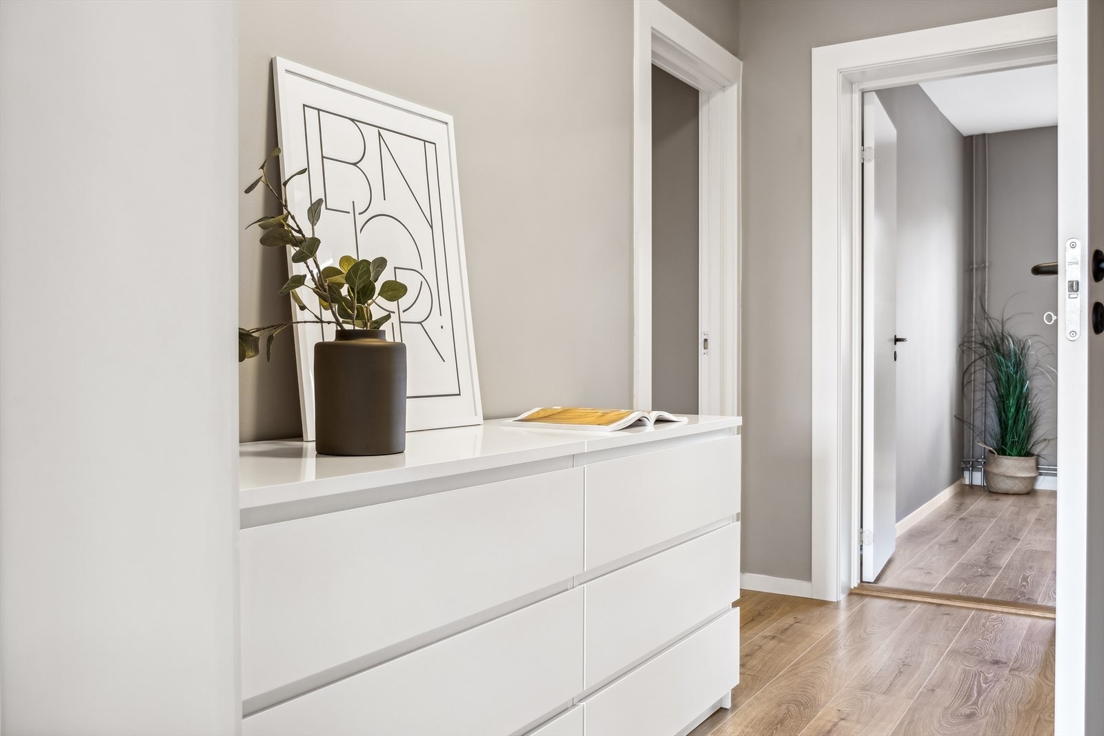 Inne blir du møtt av en leilighet der plassen utnyttes godt. Galleribilde