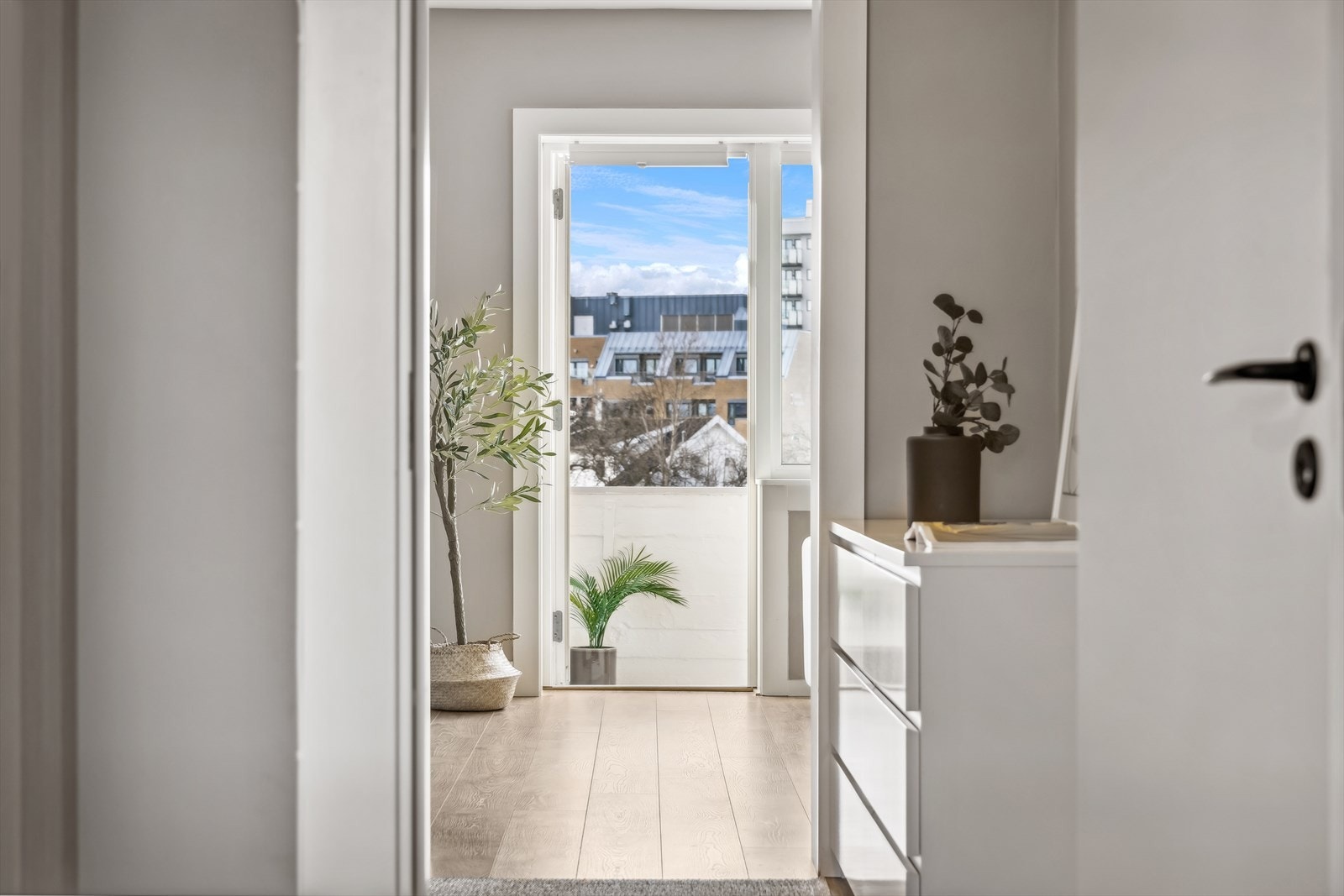 Den hyggelige entréen har god plass til oppbevaringsløsninger. Galleribilde