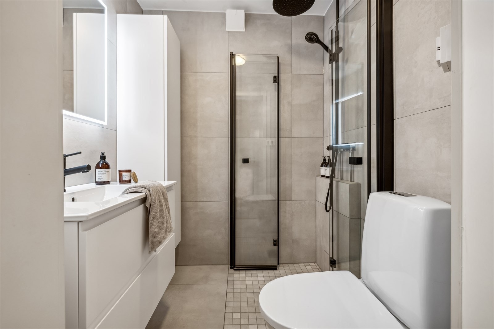 Det er vedtatt at alle vann- og avløpsrør i borettslaget skal byttes. Badet vil i den forbindelse bli demontert og satt tilbake i så lik stand som mulig ila Juni 2024. Noe annerledes fliser kan det bli. Galleribilde