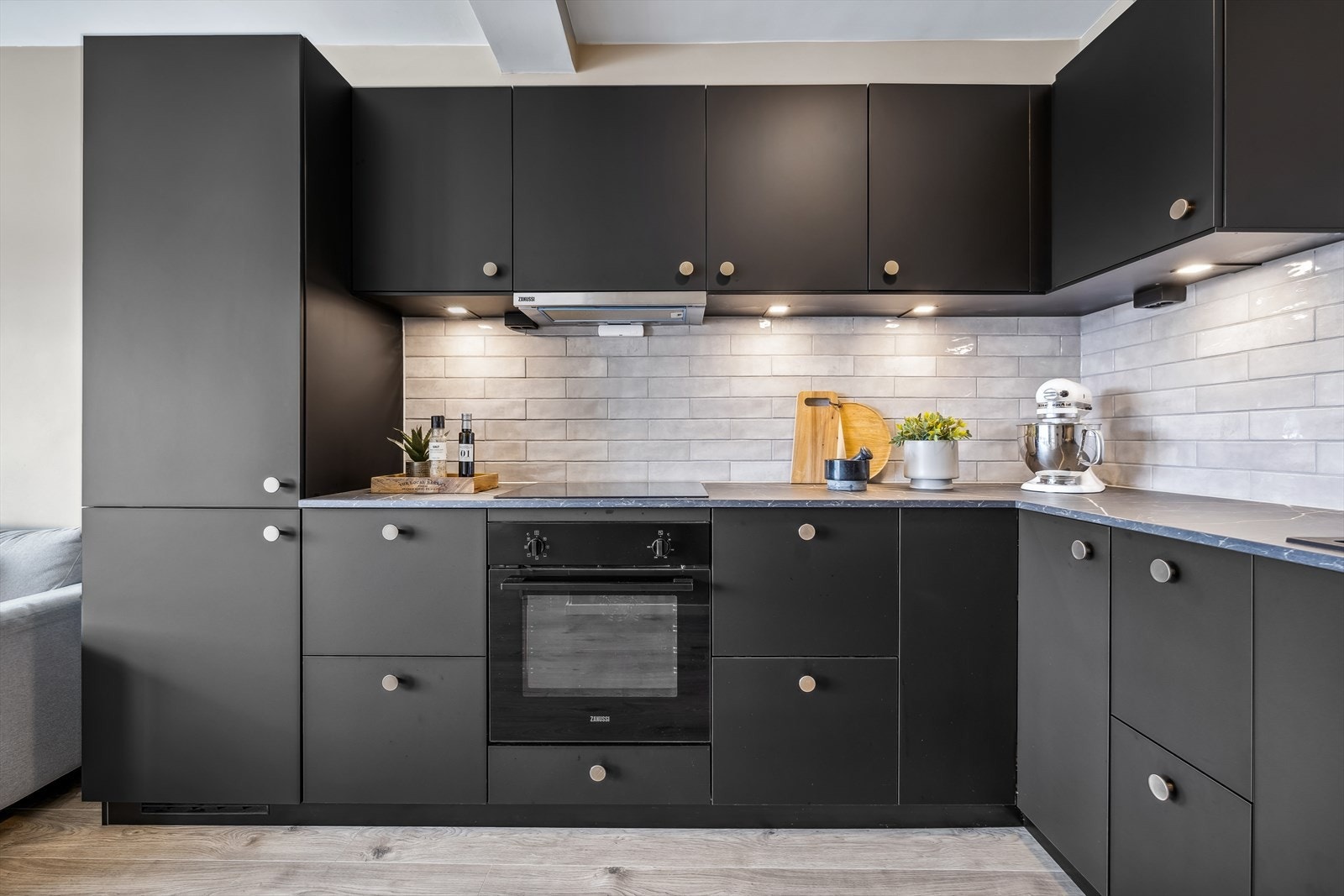 Kvik innredningen fra 2023 har slette fronter og laminatbenkeplate. Galleribilde