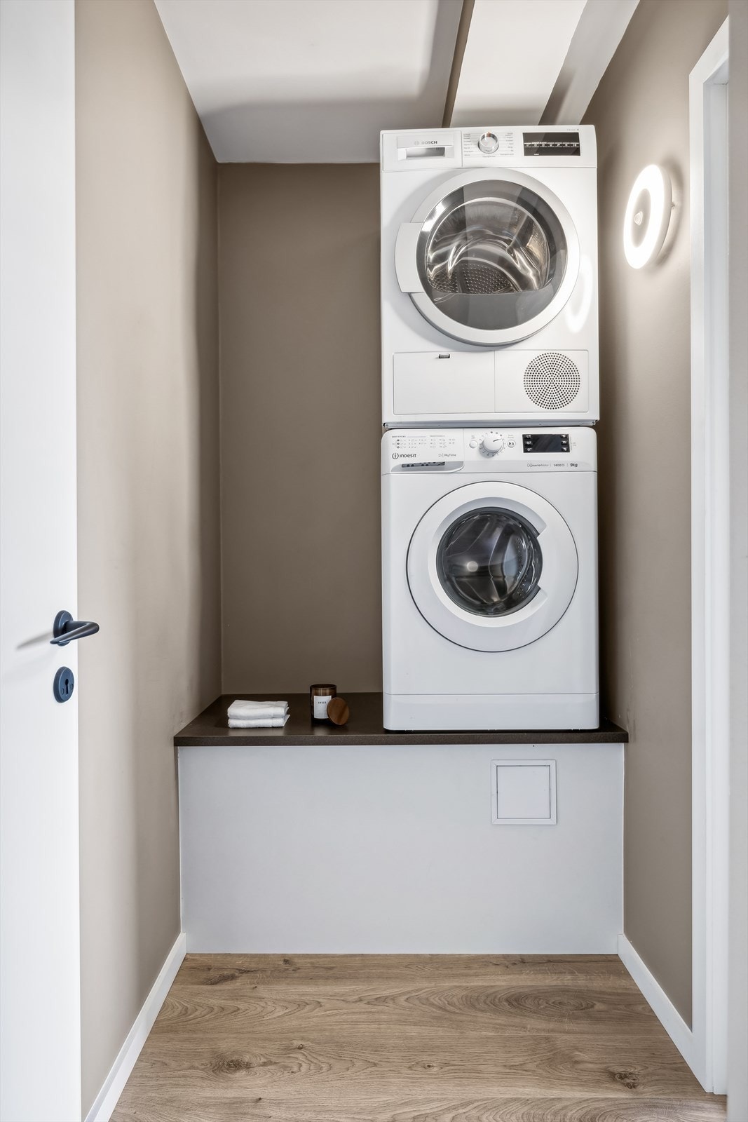 Det ene rommet er tilknyttet en mellomgang der det er god plass til hyller og skap. Merk at det kan være tekniske krav til innredning av vaskerom i gang. Det er eier av eiendommen som er ansvarlig for dette. Galleribilde