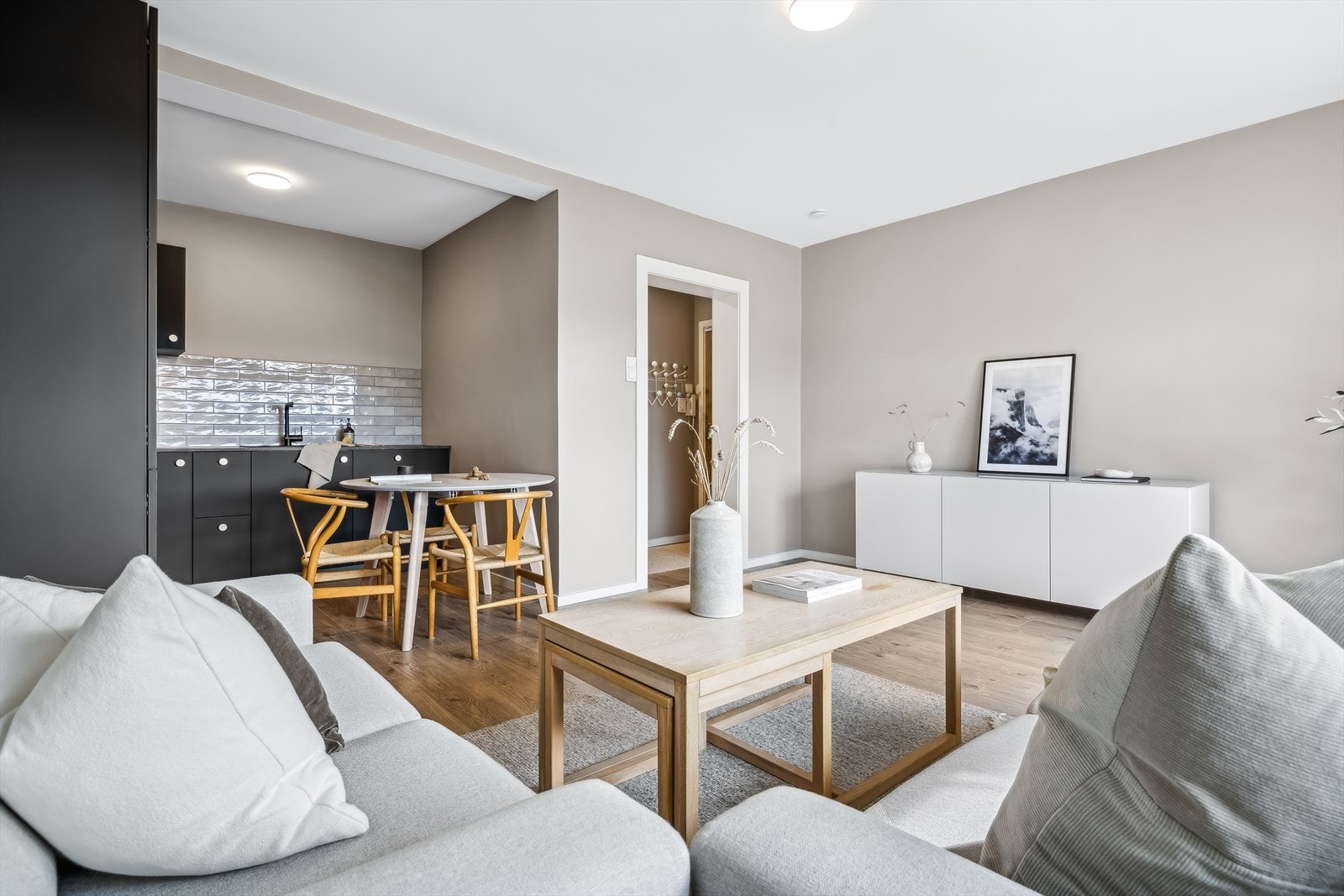 Den store stuedelen har flere innredningsmuligheter og god plass til både sofa og spisegruppe. Galleribilde