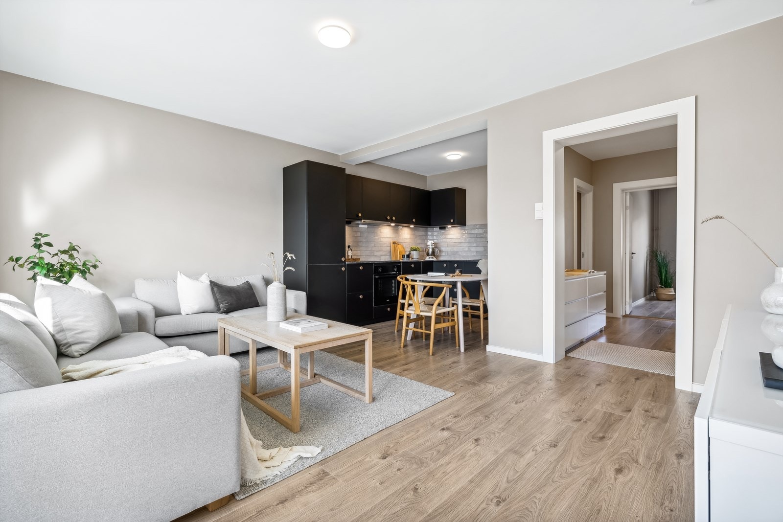 Stue og kjøkken ligger i åpen løsning. Galleribilde