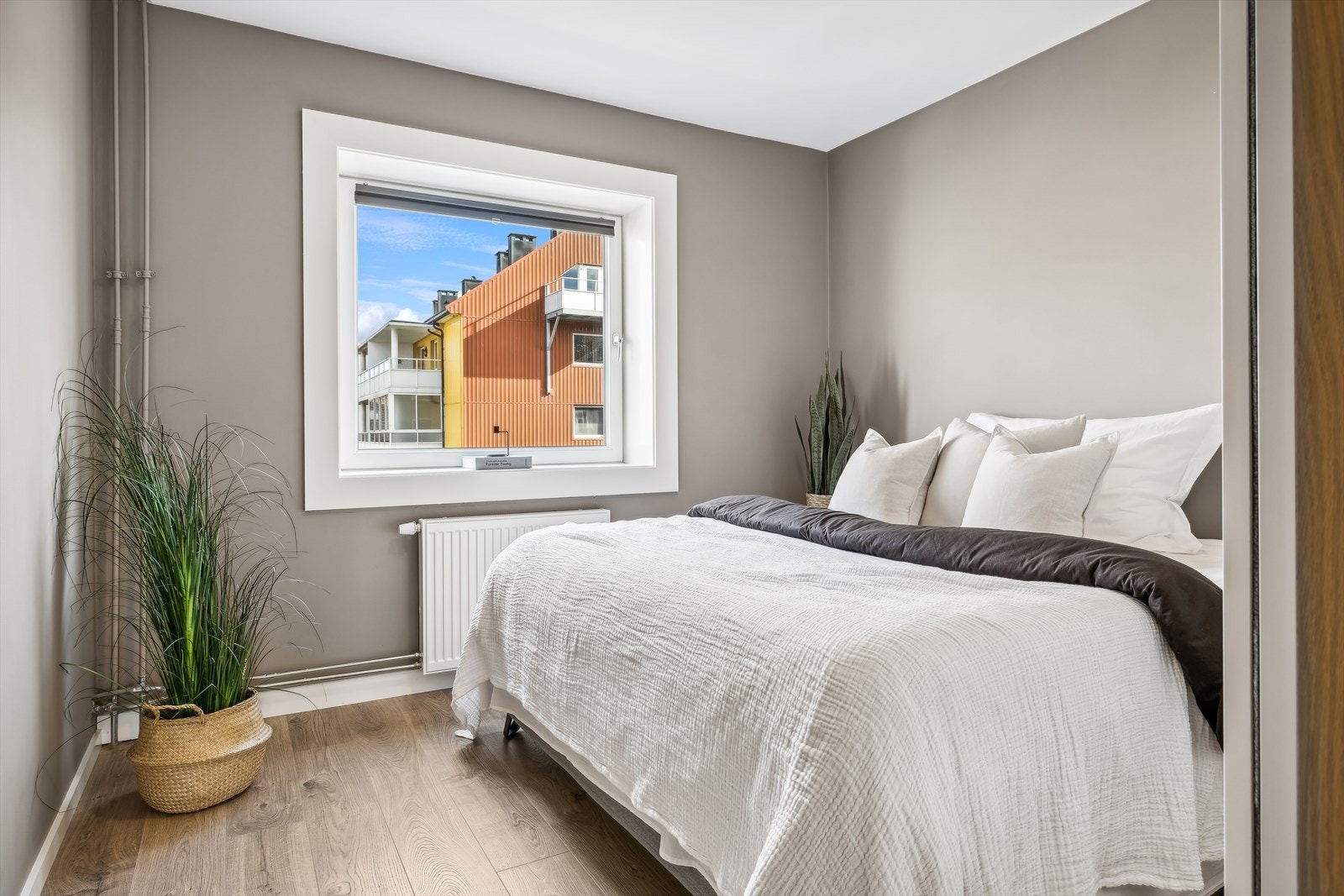 Begge rommene er av god størrelse med plass til seng, tilhørende nattbord, oppbevaringsløsninger og skrivebord. Galleribilde