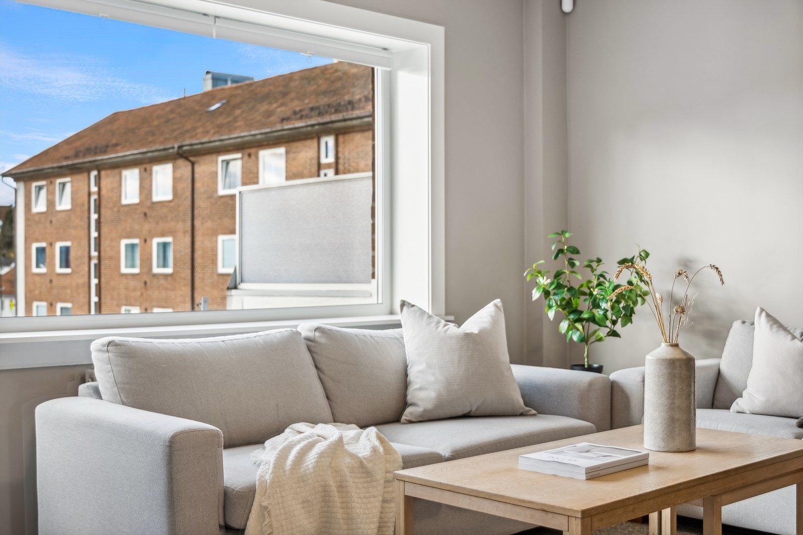 Det er god plass til sofa og spisebord i stuen! Galleribilde