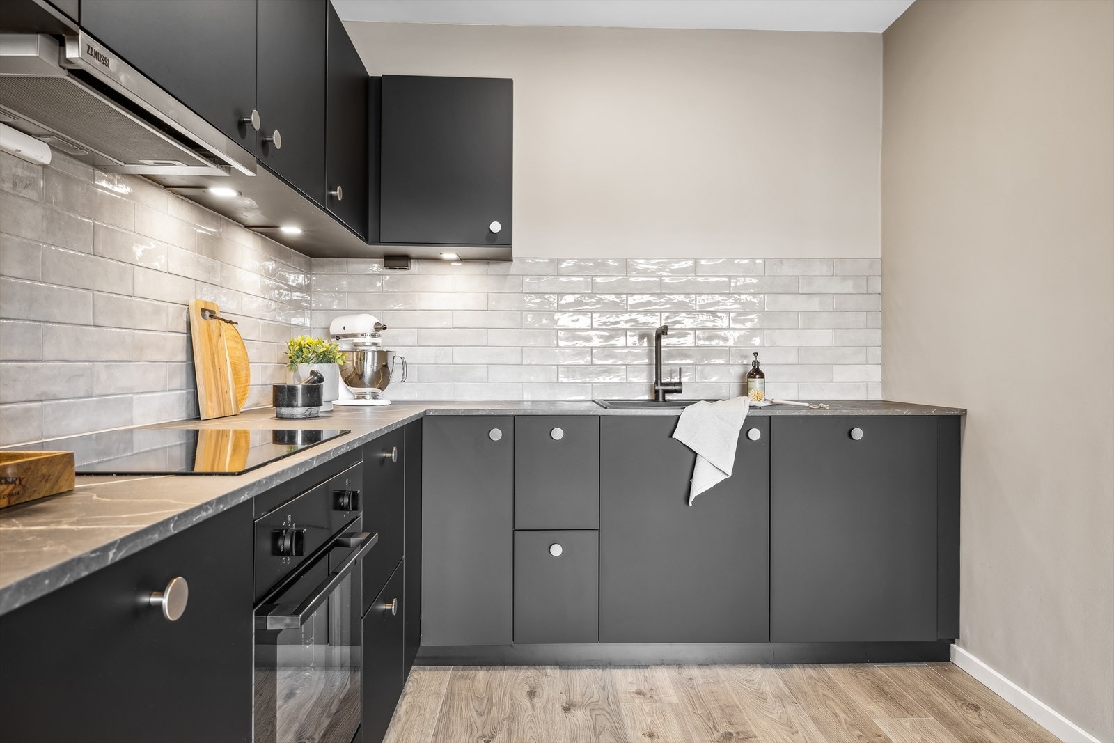 Mellom over- og underskap er det montert belysning, strømuttak og fliser. Galleribilde