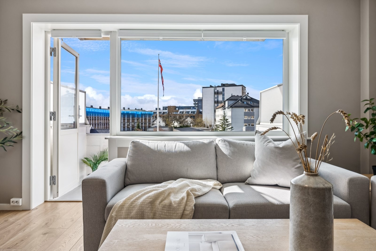 En lekker 3-roms leilighet med gjennomgående høy standard og solrik balkong vendt ut mot hyggelig bakgård. Galleribilde